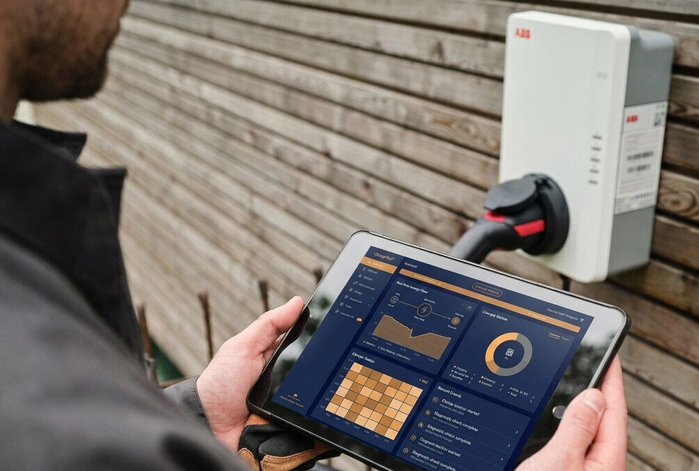 Mann mit Tablet zur Messung Energie steht vor Ladegerät